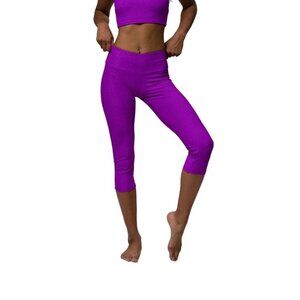 Onzie Size S/M Hot Yoga Wear Free Flow Capri Leggings Cropped Purple